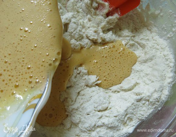 Вливаем сбитые яйца.
