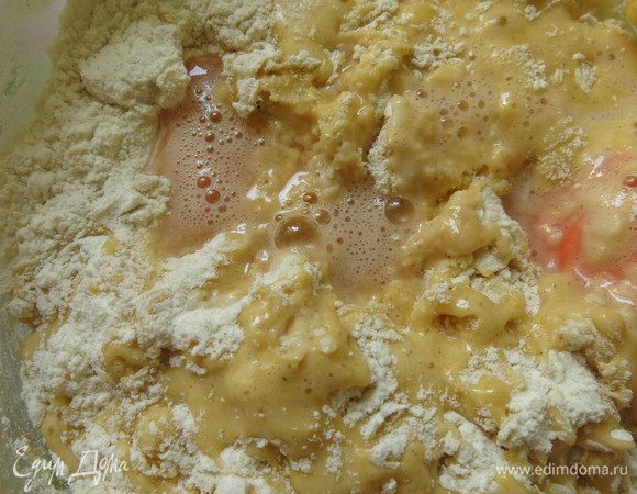 Ароматизируем соком айвы. В оригинальном рецепте сок маракуйи, я планировал ввести свежевыжатый сок манго, но фрукт подвел, заготовки с дачной айвой пригодились.