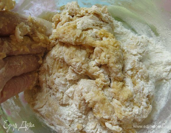 Замешиваем тесто, корректируем количество муки. Вливаем растопленное масло. 