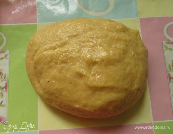 Вымешиваем тесто 20 минут. При замесе смазывала руки растительным маслом — факультативно.