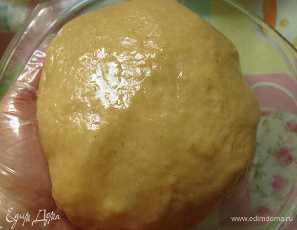 Мягкое тесто смазываем малом и ставим на час расти. Если дома тепло, процесс может занять минут 40. 