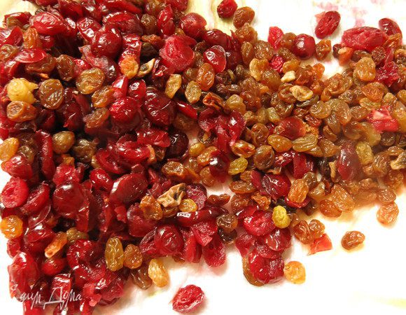 Просушиваем изюм и клюкву на салфетке.