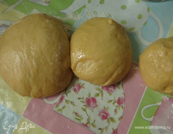 Подошедшее тесто делим на три части соизмеримые с размером форм.