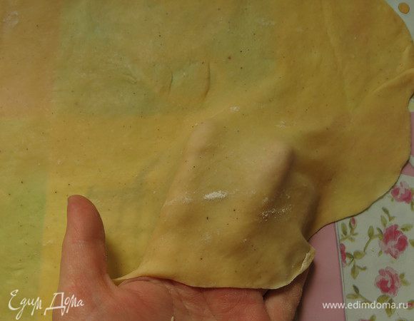 Раскатываем тесто тонко, присыпав стол мукой.