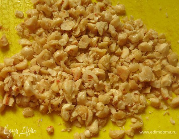 Нарезаем орехи.