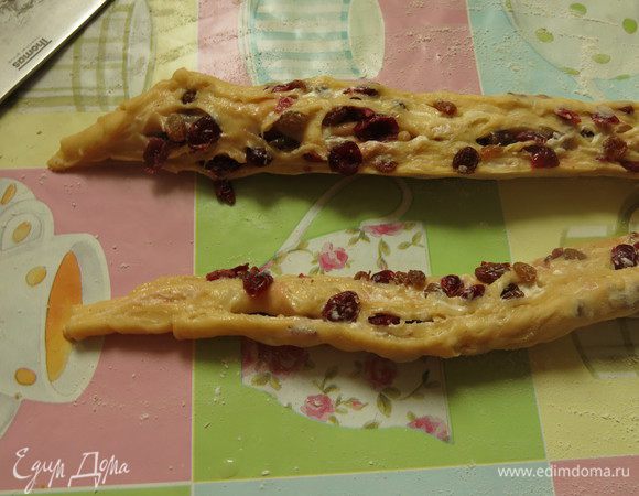 Разрезаем рулет вдоль, оставляя соединенным край.