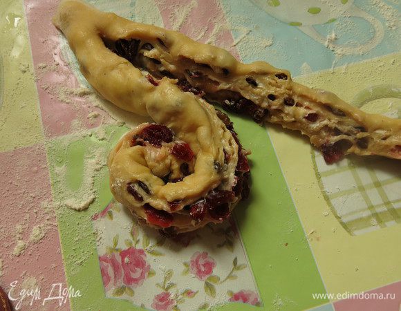 Сворачиваем рулет срезом наружу.