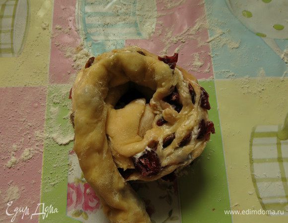 Формируем основание кулича и выкладываем второй слой так, чтобы срез был наружу.