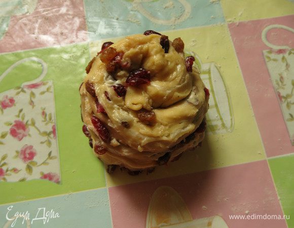 Формируем верх кулича, кладем в форму и выдерживаем час. 