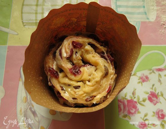 Тесто до расстойки занимает половину формы.