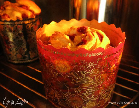 Разогреваем 10 минут микроволновку при 180°С. Ставим куличи на решетку и выпекаем при 180°С 50 минут. Рекомендуют накрывать верхушки фольгой  и снимать формы за 5-10 минут до окончания срока, такие процедуры не проводила, бока зарумянились, а верхушки не подгорели.