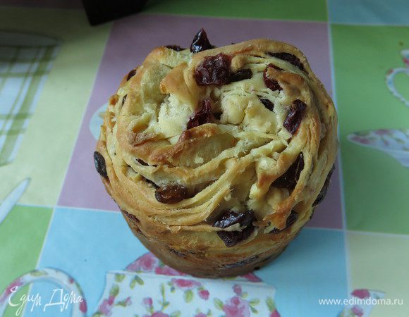 Достаем кулич.