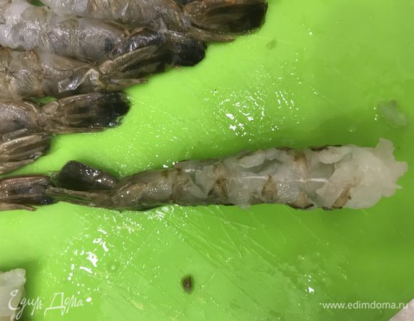 На каждой креветке сделать поперечные надрезы с обеих сторон. Так креветка практически не будет скручиваться при жарке.