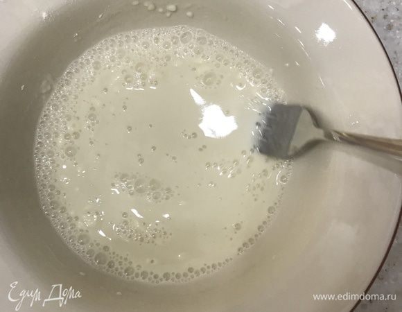 Делаем кляр. В ледяную воду добавляем муку и мешаем вилкой. Ни в коем случае не взбивать. В отдельной кастрюле или сковороде хорошо подогреваем подсолнечное масло.