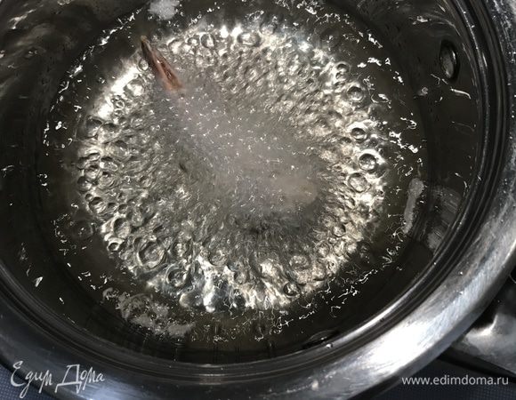 Обмакиваем креветки в кляре и жарим 2–3 мин до золотистого цвета.