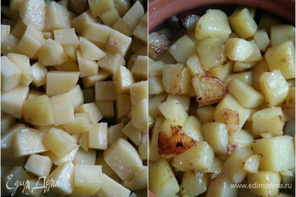 Картофель обжарить и также переложить в горшочек.