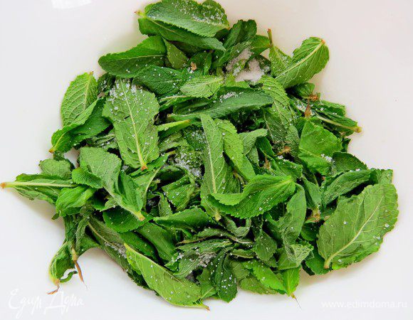 Готовим мятный бисквит. Листочки мяты помыть, обсушить, присыпать сахаром.