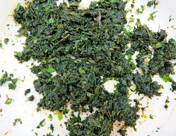 Измельчить мяту блендером до однородного состояния.