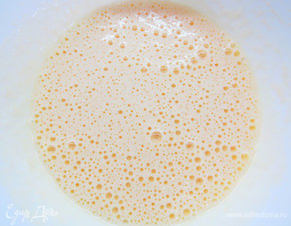 Яйца взбивать с сахаром до тех пор, пока смесь не побелеет и не увеличится вдвое.