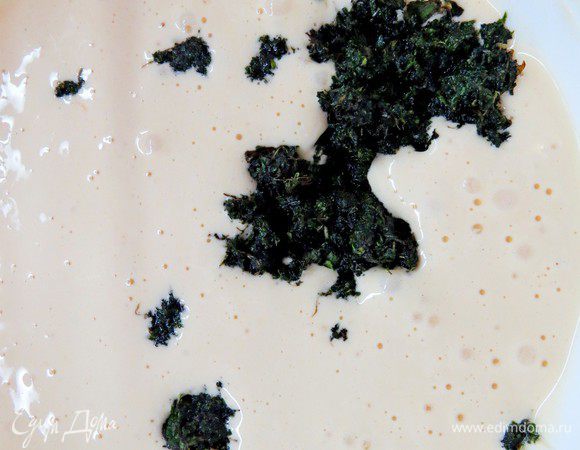 Добавить измельченную мяту и еще раз перемешать.