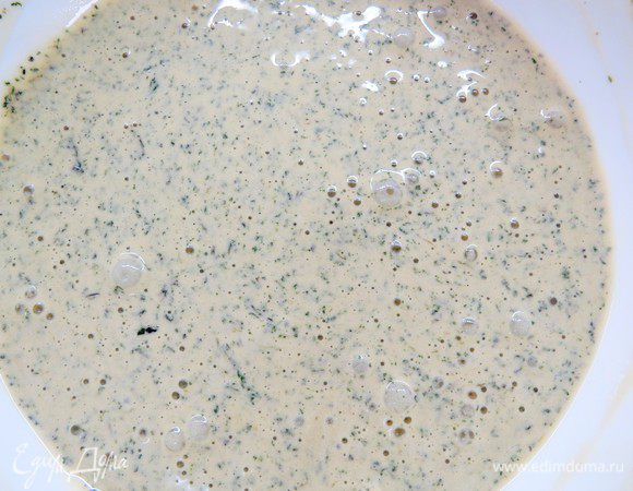 Тесто получается жидковатым. Полученное тесто вылить в форму диаметром 20 сантиметров, застелив дно пергаментной бумагой.