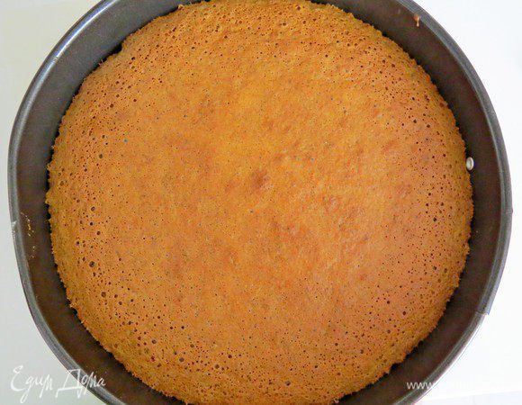 Выпекать бисквит в разогретой духовке при температуре 180°С, 25-30 минут.