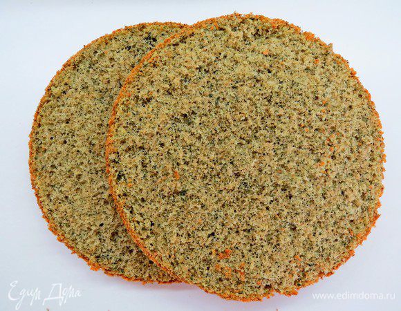 Готовый бисквит остудить и разрезать на два коржа.