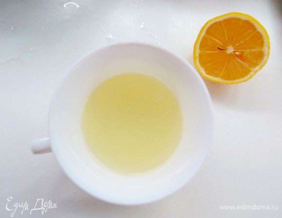 Готовим лимонную пропитку. Сахар и лимонный сок заливаем кипятком, размешиваем до растворения сахара. Остужаем.