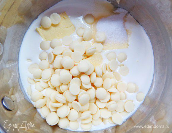 Готовим мусс на белом шоколаде: 200 г сливок смешать со сливочным маслом, сахаром и белым шоколадом, отправить массу на огонь до полного растворения шоколада в сливках.