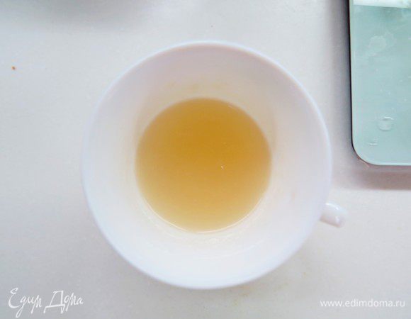 Желатин предварительно замочить в 40 г воды до набухания, затем нагреть до растворения. Распущенный желатин влить тонкой струйкой в теплые сливки.