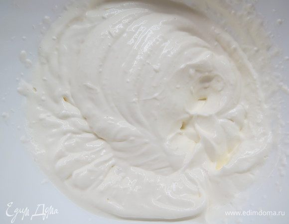 Взбить 150 г сливок до устойчивых пиков.