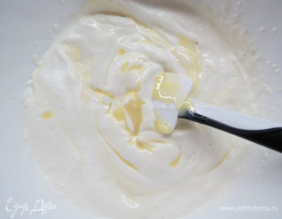 Подмешать к сливкам ганаш с белым шоколадом и желатином (ганаш должен быть не очень горячим, лучше комнатной температуры).