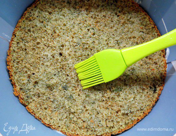 Сверху кладем второй мятный корж, пропитываем его лимонным сиропом.