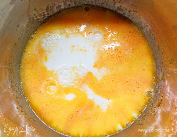 Затем вливаем молоко и отправляем массу на огонь, доводим до температуры 85°С, не забывая при этом постоянно помешивать.