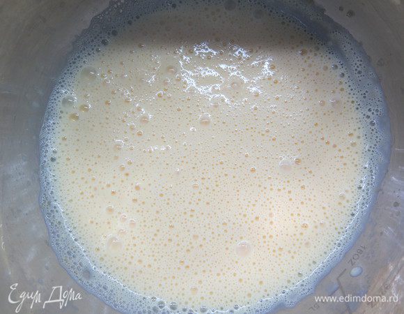 Варим до легкого загустения. Желатин предварительно замочить в 40 г воды до набухания, затем нагреть до растворения. Распущенный желатин влить тонкой струйкой в желтковую массу.