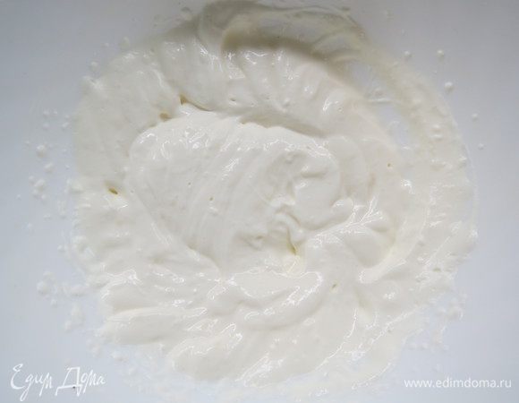 Взбиваем сливки до устойчивых пиков.