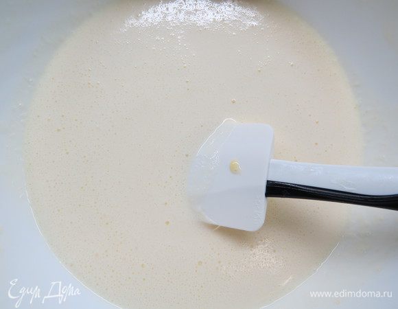 Добавляем к муссу лимонный сок и взбитые сливки. Перемешиваем. Мусс получается жидким, но он застынет благодаря желатину, входящему в его состав. Остужаем мусс до теплого состояния, затем выливаем сверху на торт и отправляем в холодильник до застывания.