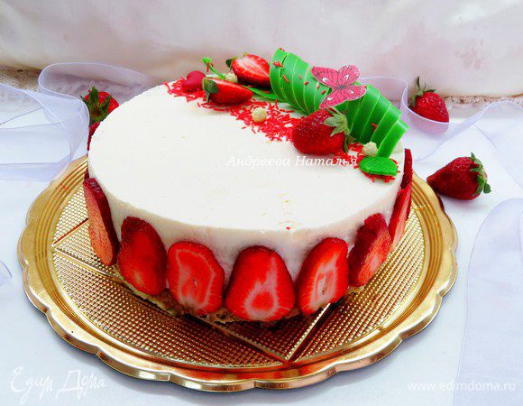 Через пару часов все муссы хорошо застынут, снимаем бортики от формы и украшаем наш торт по желанию.