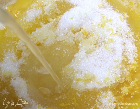 Ананасовый сироп смешать с выжатым лимонным соком, влить в основу.