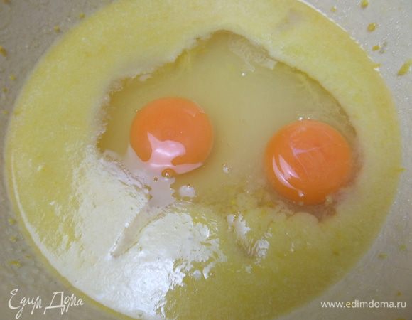 Перемешать, вбить яйца.
