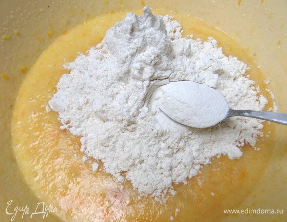 Всыпать просеянную муку и разрыхлителя ложку.