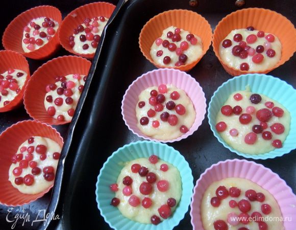 Добавить замороженную бруснику.