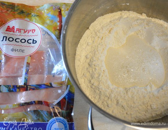 Лимонную кислоту смешать с минеральной газированной водой. Ледяную минеральную воду добавить в муку.