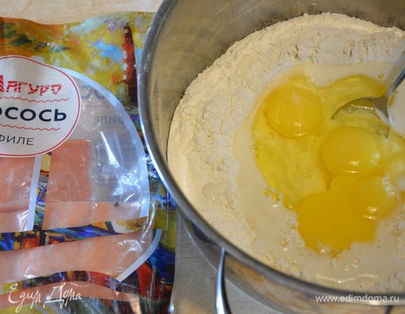 Добавить яйца, растительное масло, перемешать. Замесить тесто.
