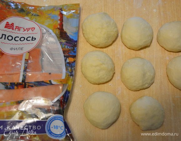 Разделить тесто на 8 частей, скатать в шарики. Прикрыть полотенцем.