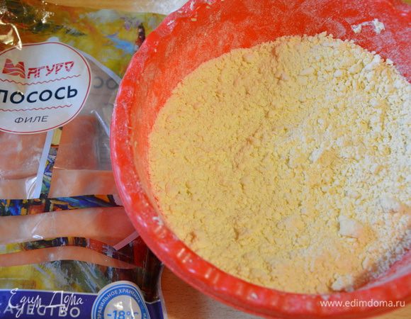 Сливочное масло предварительно поместить в морозильник минут на 15-20. Просеять муку, натереть сливочное масло на терке, перемешать (в крошку растирать не нужно).