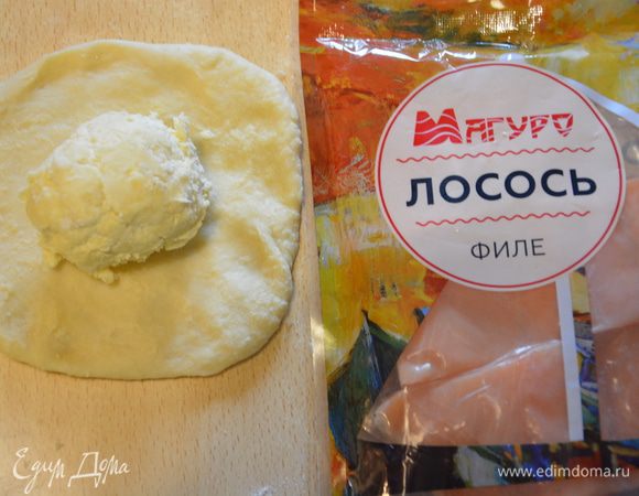 Из масляной мучной массы слепить 8 шариков. 
Шарики из теста слегка раскатать в круг. В середину круга вложить масляные шарики.