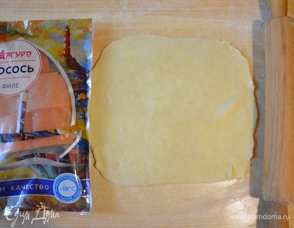 Наши большие шарики раскатать в прямоугольник.