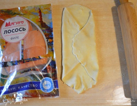 Сгибаем противоположные концы прямоугольника.