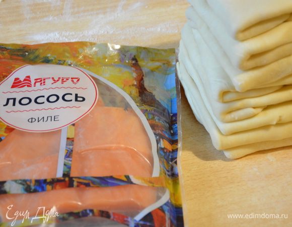 Положить конвертики в миску, накрыть пищевой пленкой и убрать на холод.